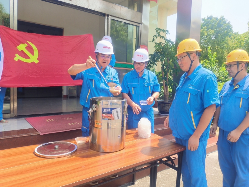 炎炎夏日送清涼，慰問(wèn)職工暖人心